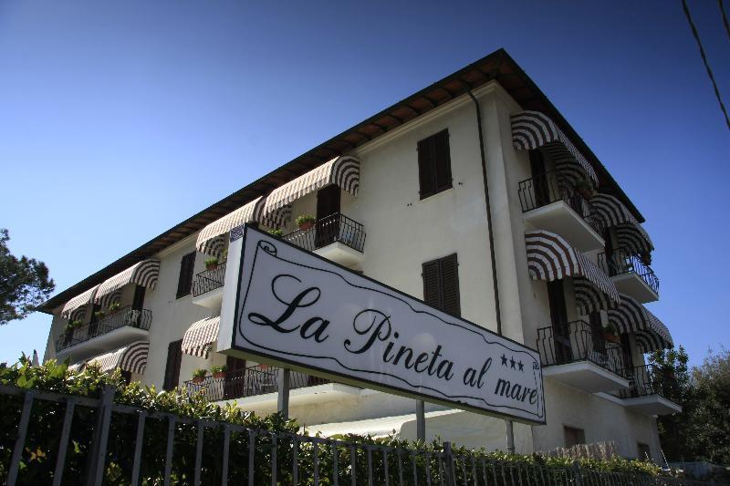Hotel La Pineta Al Mare フォルテ・デイ・マルミ エクステリア 写真