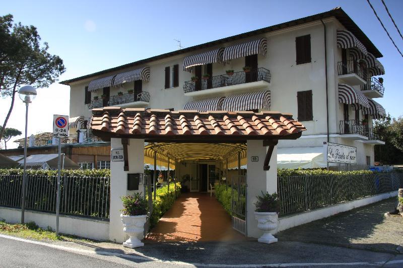 Hotel La Pineta Al Mare フォルテ・デイ・マルミ エクステリア 写真